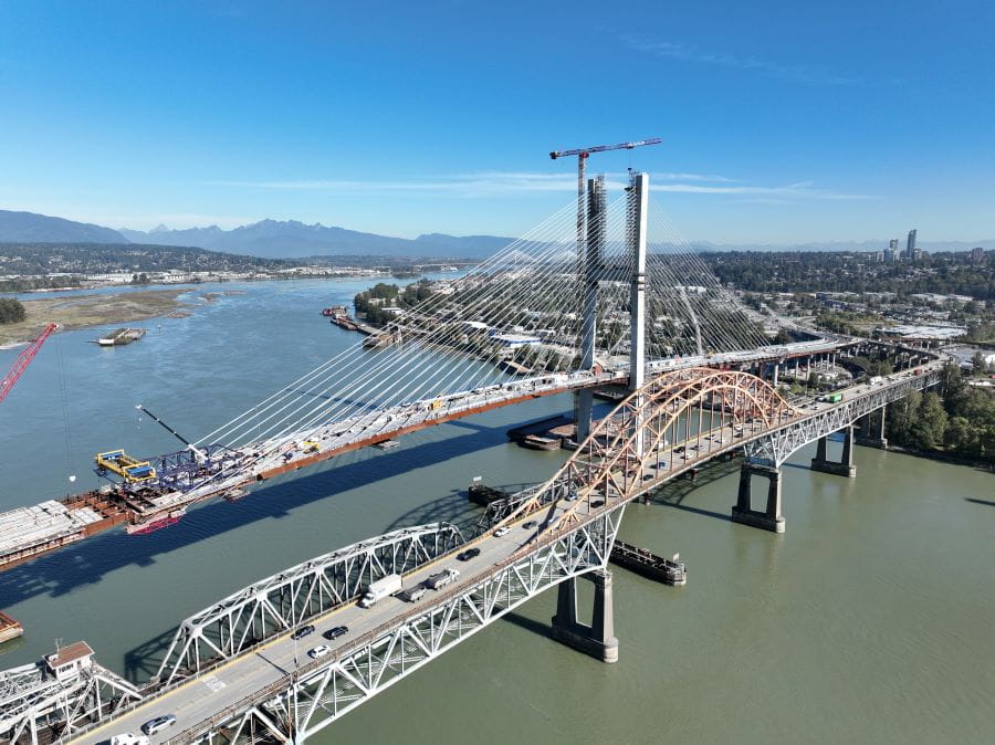 Aerial view of existing Pattullo Bridge and replacement bridge under construction